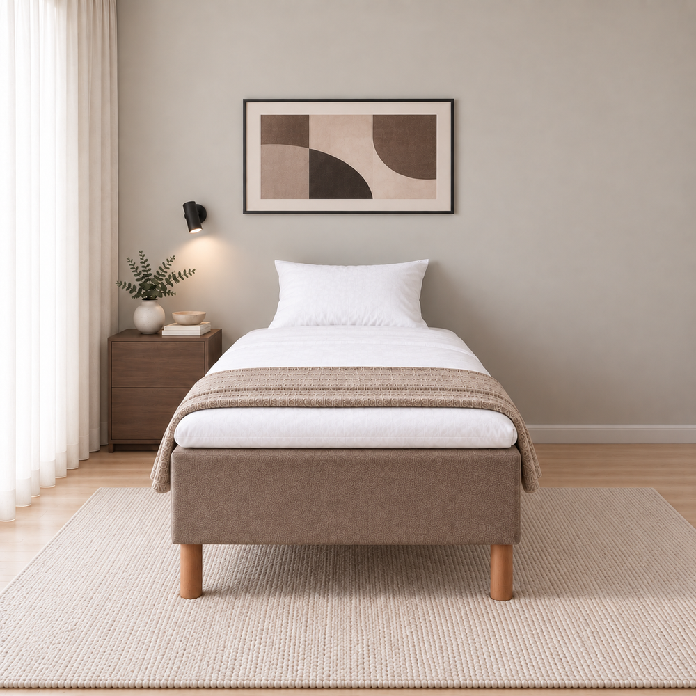 Hotel Basic Pocket runkosänky 80x200 cm, Sawana 25 ruskea modernissa makuuhuoneessa suoraan jalkopäästä kuvattuna. Sisustushavainnekuva; Hotel Plus -petauspatja sisältyy hintaan, vuodevaatteet eivät.