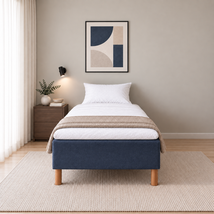 Hotel Basic Pocket runkosänky 80x200 cm, Sawana 80 sininen modernissa makuuhuoneessa suoraan jalkopäästä kuvattuna. Sisustushavainnekuva; Hotel Plus -petauspatja sisältyy hintaan, vuodevaatteet eivät.