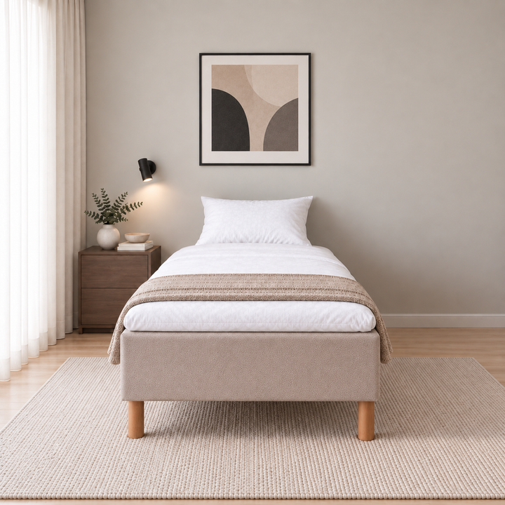Hotel Basic Pocket runkosänky 80x200 cm, Thomas 03 beige modernissa makuuhuoneessa suoraan jalkopäästä kuvattuna. Sisustushavainnekuva; Hotel Plus -petauspatja sisältyy hintaan, vuodevaatteet eivät.