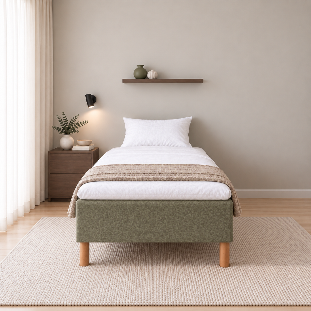 Hotel Basic Pocket runkosänky 80x200 cm, Thomas 20 vihreä modernissa makuuhuoneessa suoraan jalkopäästä kuvattuna. Sisustushavainnekuva; Hotel Plus -petauspatja sisältyy hintaan, vuodevaatteet eivät.