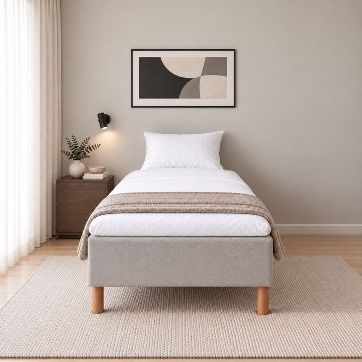 Hotel Basic Pocket runkosänky 80x200 cm, Vogue 14 vaaleanharmaa modernissa makuuhuoneessa suoraan jalkopäästä kuvattuna. Sisustushavainnekuva; Hotel Plus -petauspatja sisältyy hintaan, vuodevaatteet eivät.