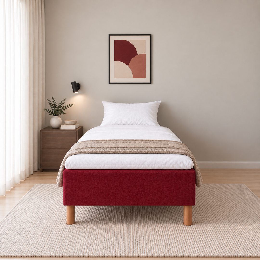 Hotel Basic Pocket runkosänky 80x200 cm, Vogue 7 punainen modernissa makuuhuoneessa suoraan jalkopäästä kuvattuna. Sisustushavainnekuva; Hotel Plus -petauspatja sisältyy hintaan, vuodevaatteet eivät.