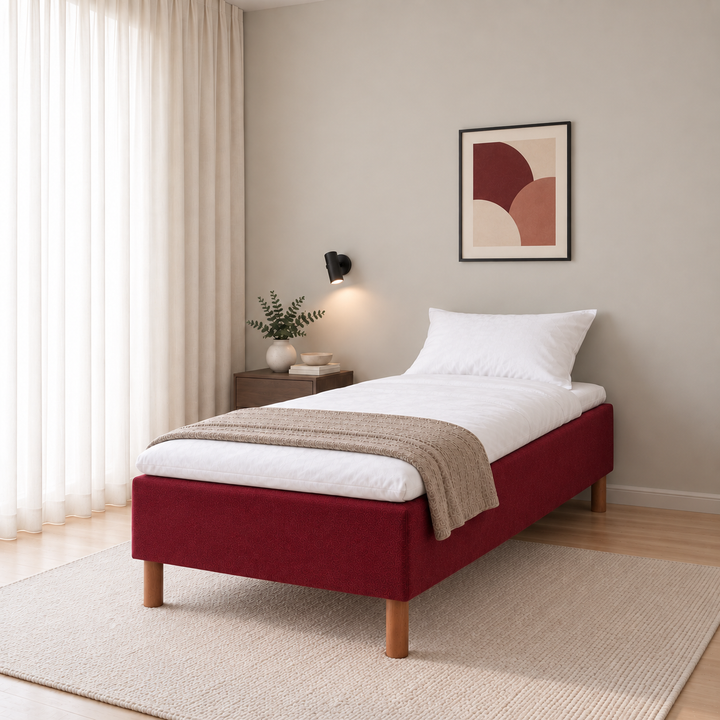 Hotel Basic Pocket runkopatja, No Problem 80x200 cm, Vogue 7 punainen modernissa makuuhuoneessa viistosti jalkopäästä kuvattuna. Sisustushavainnekuva; petauspatja ja vuodevaatteet eivät sisälly runkopatjaan.