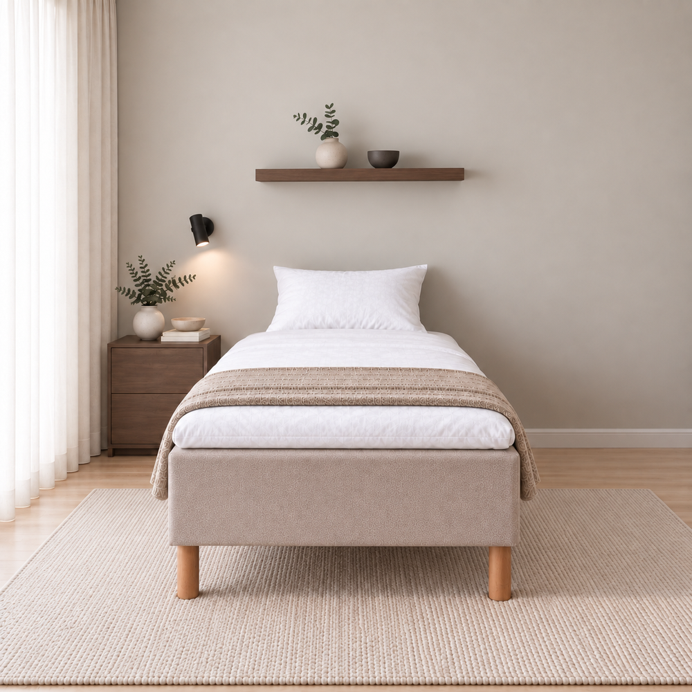 Hotel Basic Pocket runkosänky 90x200 cm, Thomas 03 beige modernissa makuuhuoneessa suoraan jalkopäästä kuvattuna. Sisustushavainnekuva; Hotel Plus -petauspatja sisältyy hintaan, vuodevaatteet eivät.