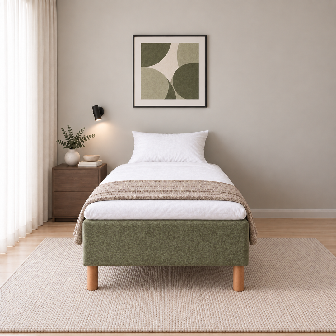 Hotel Basic Pocket runkosänky 90x200 cm, Thomas 20 vihreä modernissa makuuhuoneessa suoraan jalkopäästä kuvattuna. Sisustushavainnekuva; Hotel Plus -petauspatja sisältyy hintaan, vuodevaatteet eivät.