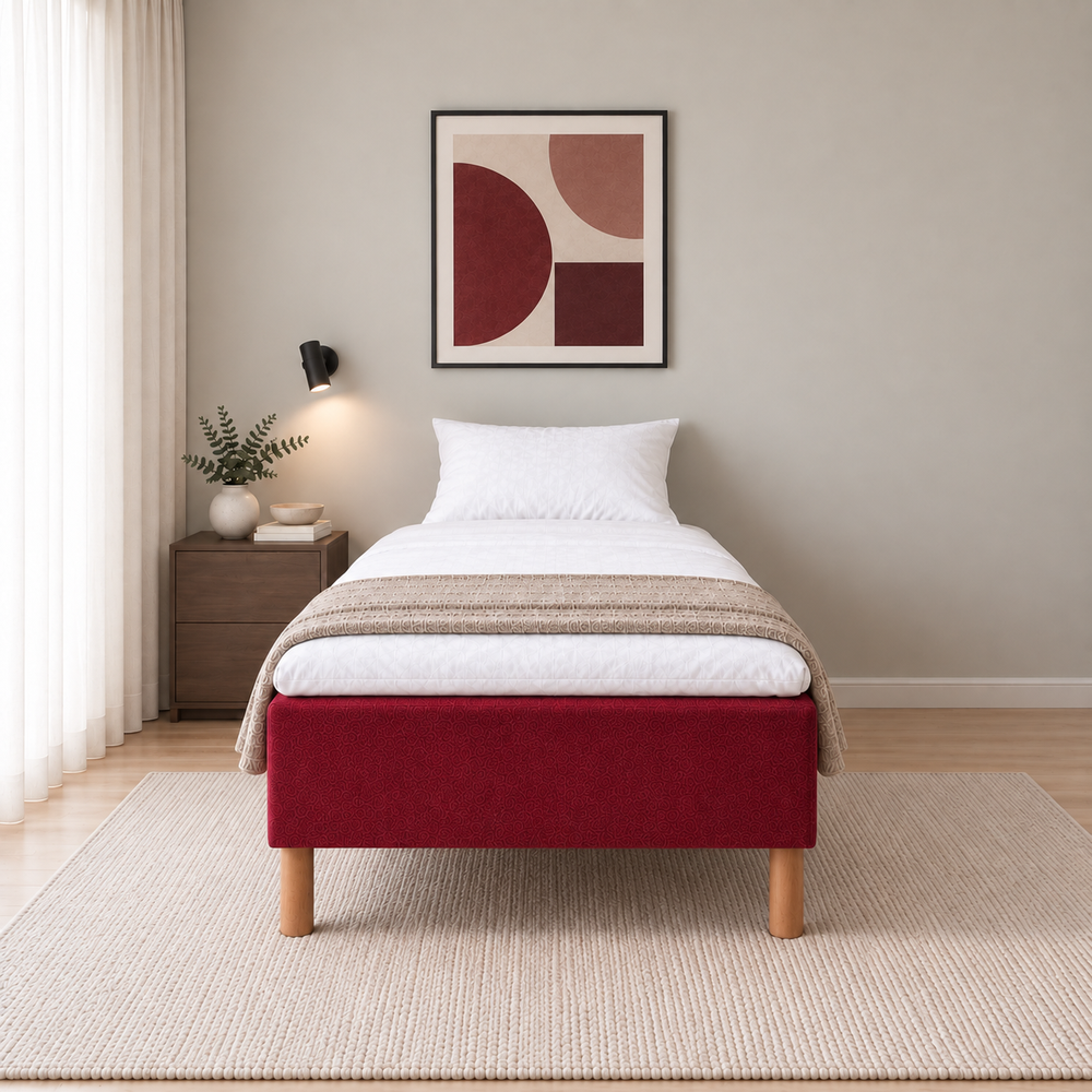 Hotel Basic Pocket runkosänky 90x200 cm, Vogue 7 punainen modernissa makuuhuoneessa suoraan jalkopäästä kuvattuna. Sisustushavainnekuva; Hotel Plus -petauspatja sisältyy hintaan, vuodevaatteet eivät.