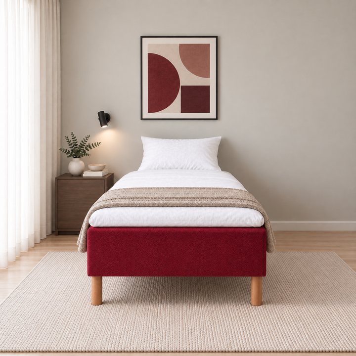 Hotel Basic Pocket runkosänky 90x200 cm, Vogue 7 punainen modernissa makuuhuoneessa suoraan jalkopäästä kuvattuna. Sisustushavainnekuva; Hotel Plus -petauspatja sisältyy hintaan, vuodevaatteet eivät.