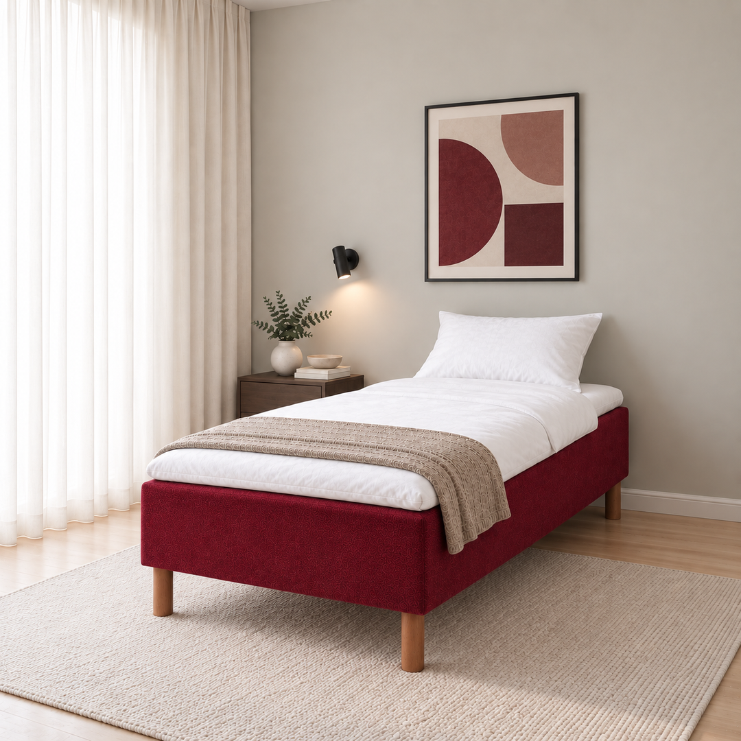 Hotel Basic Pocket runkopatja, No Problem 90x200 cm, Vogue 7 punainen modernissa makuuhuoneessa viistosti jalkopäästä kuvattuna. Sisustushavainnekuva; petauspatja ja vuodevaatteet eivät sisälly runkopatjaan.