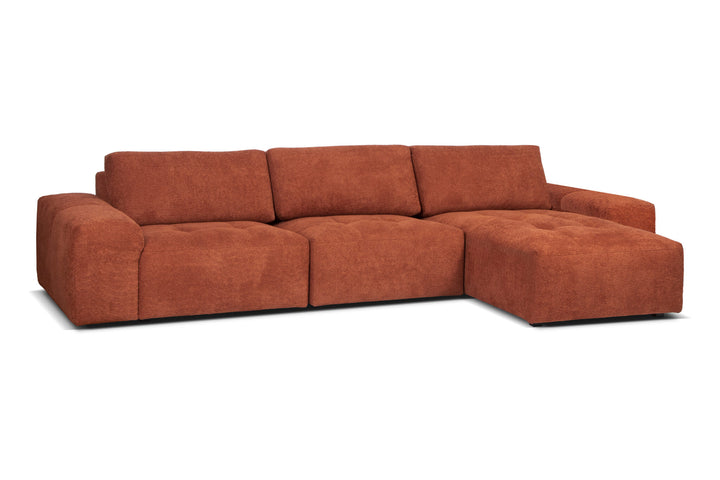 Orangeröd Madele-modulsoffa med tre ryggkuddar och divan till höger
