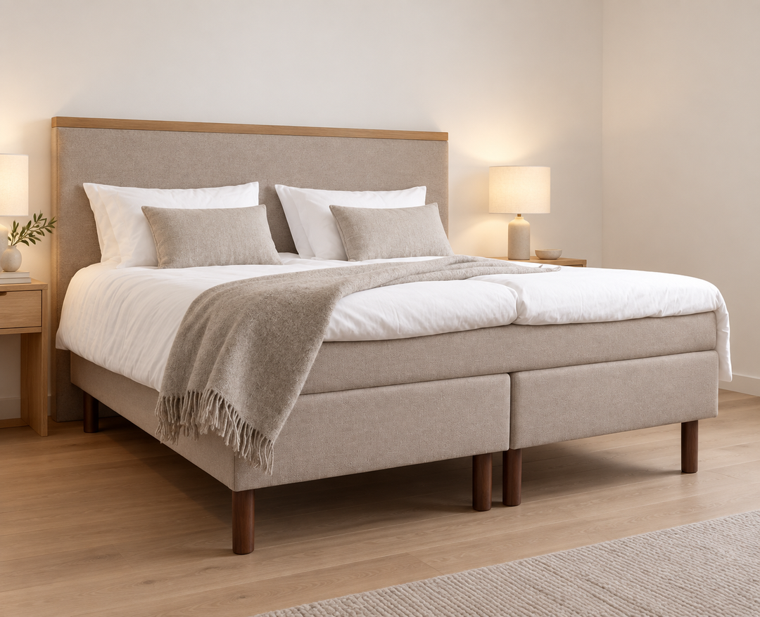 Joustinpatja Hotel Luxus pocket, Thomas 03 beige, sänkykokonaisuudessa modernissa valkoisessa makuuhuoneessa. Sisustushavainnekuva.