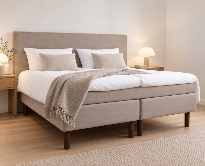 Joustinpatja Hotel Luxus pocket, Thomas 03 beige, sänkykokonaisuudessa modernissa valkoisessa makuuhuoneessa. Sisustushavainnekuva.