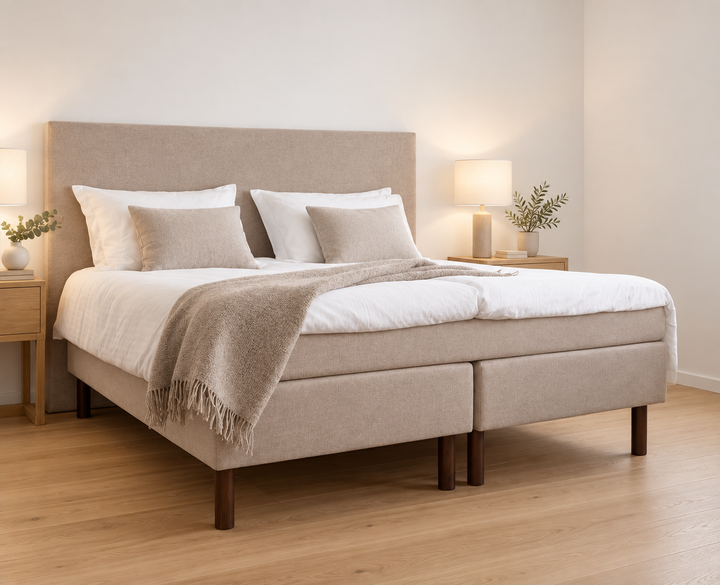Joustinpatja Hotel Luxus pocket, Thomas 03 beige, sänkykokonaisuudessa modernissa valkoisessa makuuhuoneessa. Sisustushavainnekuva.