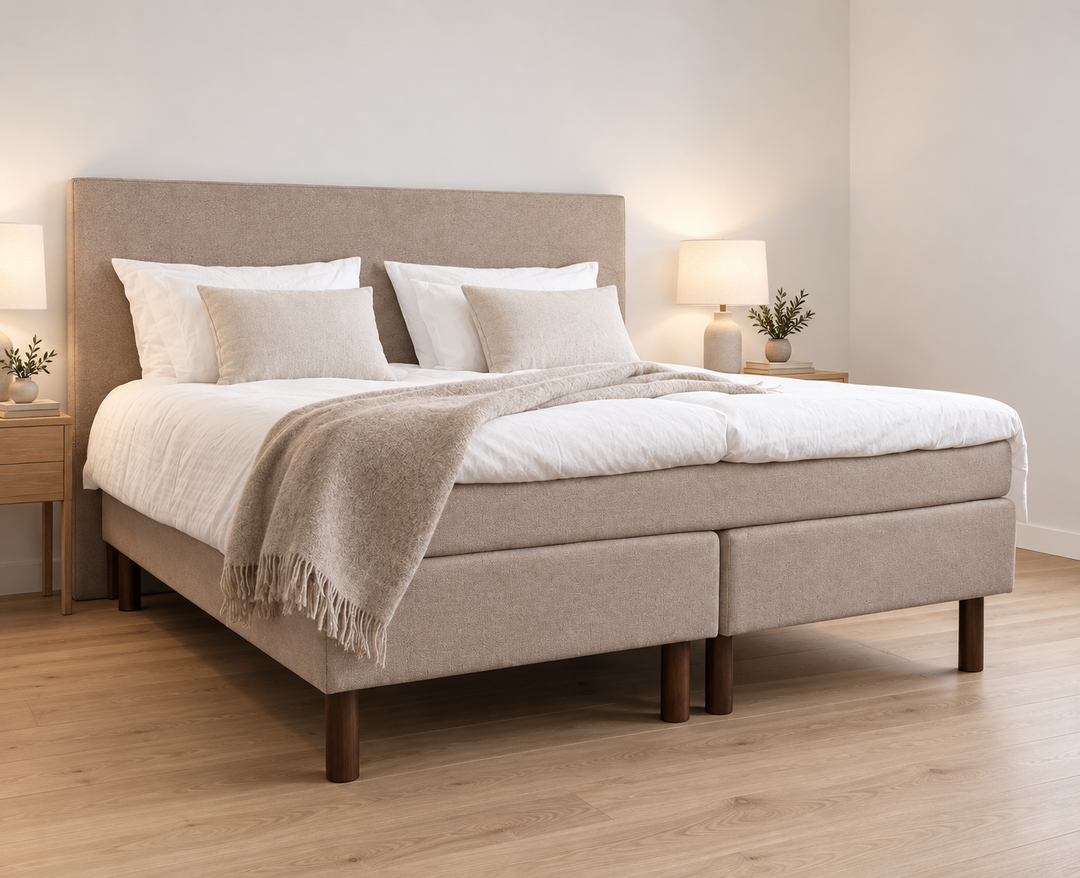 Joustinpatja Hotel Luxus pocket, Thomas 03 beige, sänkykokonaisuudessa modernissa valkoisessa makuuhuoneessa. Sisustushavainnekuva.