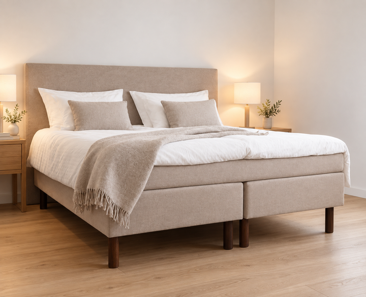 Joustinpatja Hotel Luxus pocket, Thomas 03 beige, sänkykokonaisuudessa modernissa valkoisessa makuuhuoneessa. Sisustushavainnekuva.