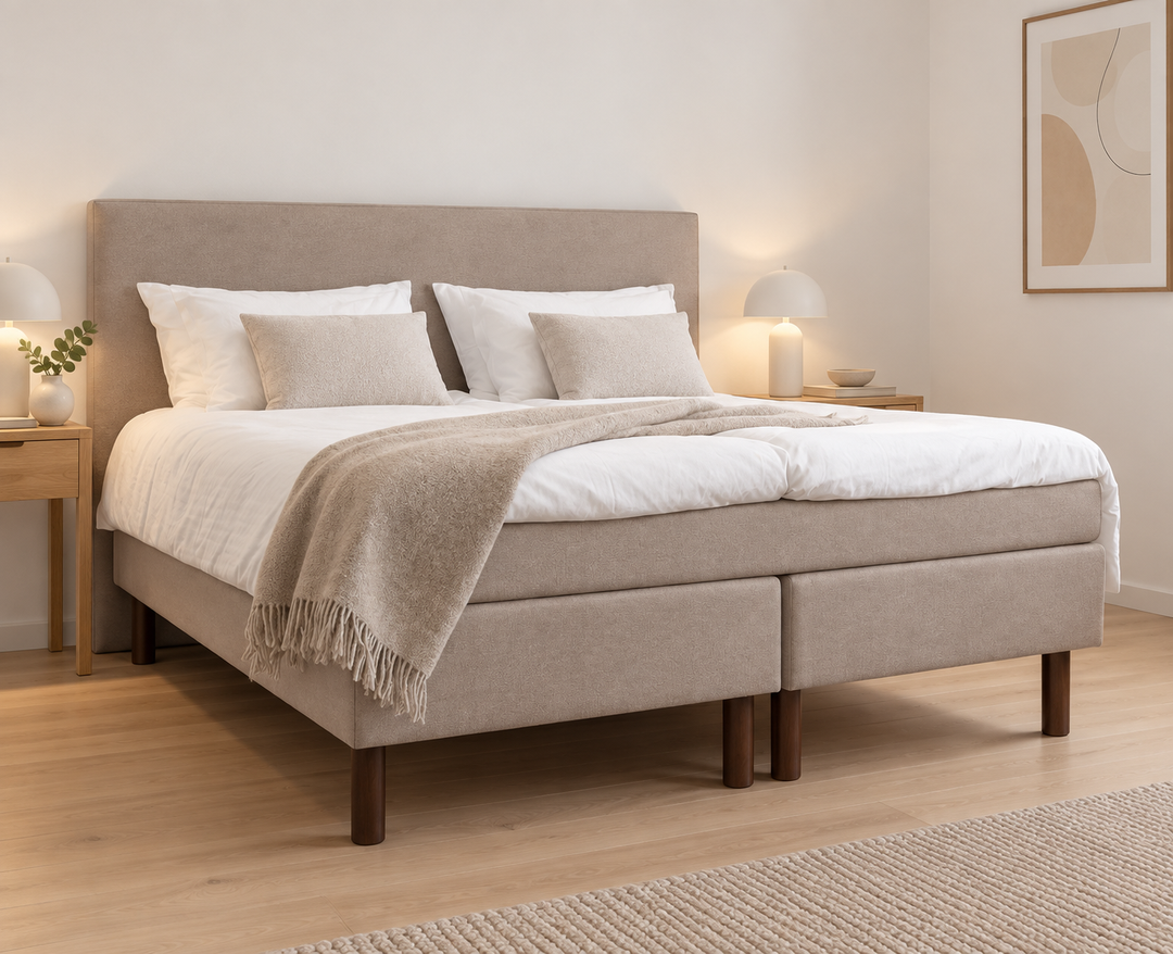 Joustinpatja Hotel Luxus pocket, Thomas 03 beige, sänkykokonaisuudessa modernissa valkoisessa makuuhuoneessa. Sisustushavainnekuva.
