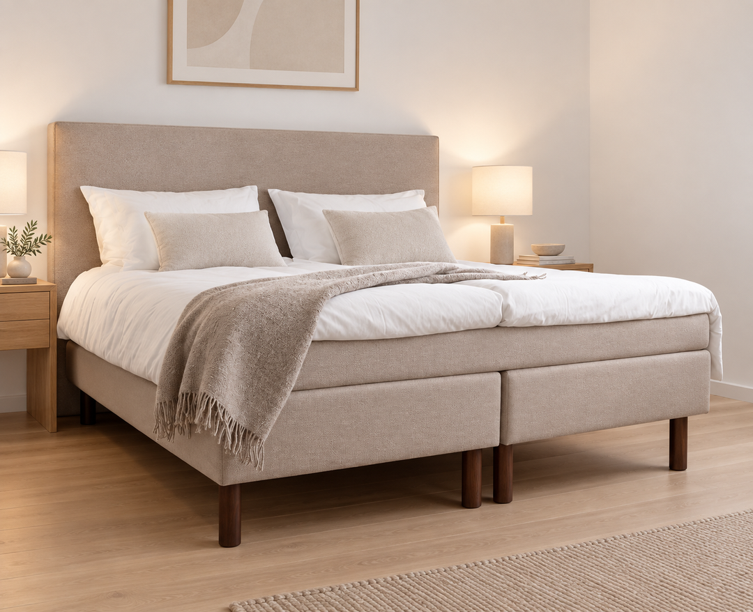 Joustinpatja Hotel Luxus pocket, Thomas 03 beige, sänkykokonaisuudessa modernissa valkoisessa makuuhuoneessa. Sisustushavainnekuva.