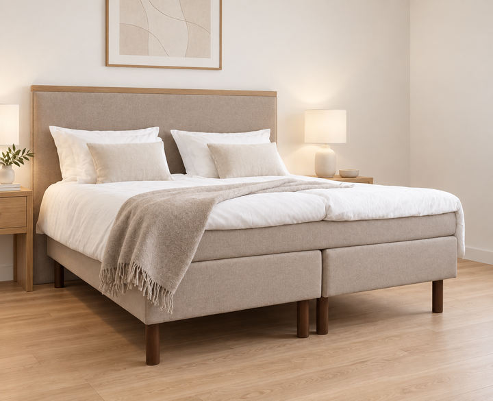 Joustinpatja Hotel Luxus pocket, Thomas 03 beige, sänkykokonaisuudessa modernissa valkoisessa makuuhuoneessa. Sisustushavainnekuva.