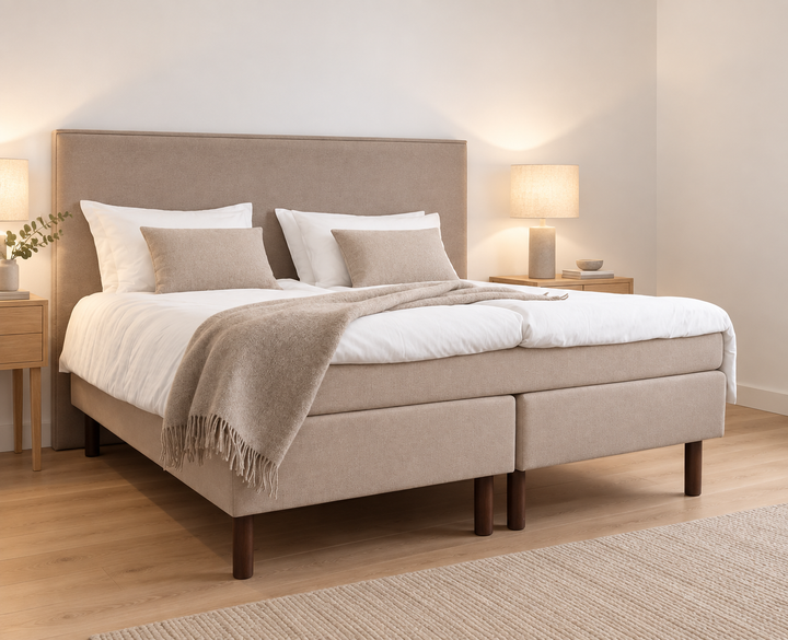 Joustinpatja Hotel Luxus pocket, Thomas 03 beige, sänkykokonaisuudessa modernissa valkoisessa makuuhuoneessa. Sisustushavainnekuva.