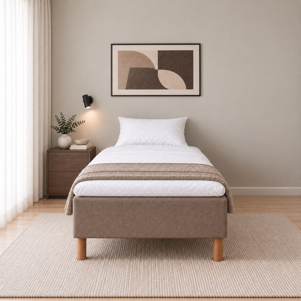 Hotel Luxus Pocket Bonnel runkopatja, No Problem 100x200 cm, Sawana 25 ruskea modernissa makuuhuoneessa suoraan jalkopäästä kuvattuna. Sisustushavainnekuva; petauspatja ja vuodevaatteet eivät sisälly runkopatjaan.