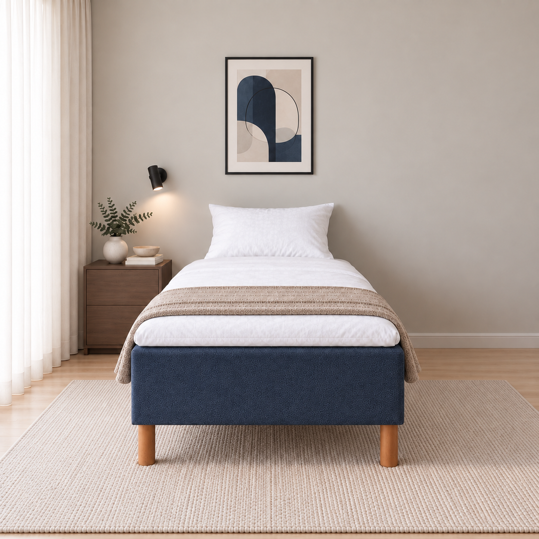 Hotel Luxus Pocket Bonnel runkosänky 100x200 cm, Sawana 80 sininen modernissa makuuhuoneessa suoraan jalkopäästä kuvattuna. Sisustushavainnekuva; Hotel Plus -petauspatja sisältyy hintaan, vuodevaatteet eivät.