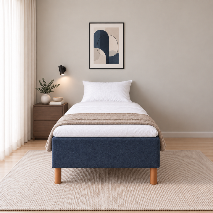 Hotel Luxus Pocket Bonnel runkopatja, No Problem 100x200 cm, Sawana 80 sininen modernissa makuuhuoneessa suoraan jalkopäästä kuvattuna. Sisustushavainnekuva; petauspatja ja vuodevaatteet eivät sisälly runkopatjaan.