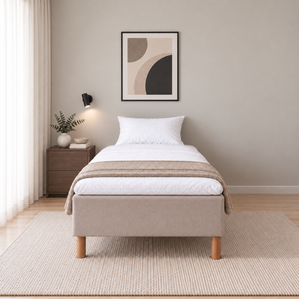 Hotel Luxus Pocket Bonnel runkosänky 100x200 cm, Thomas 03 beige modernissa makuuhuoneessa suoraan jalkopäästä kuvattuna. Sisustushavainnekuva; Hotel Plus -petauspatja sisältyy hintaan, vuodevaatteet eivät.