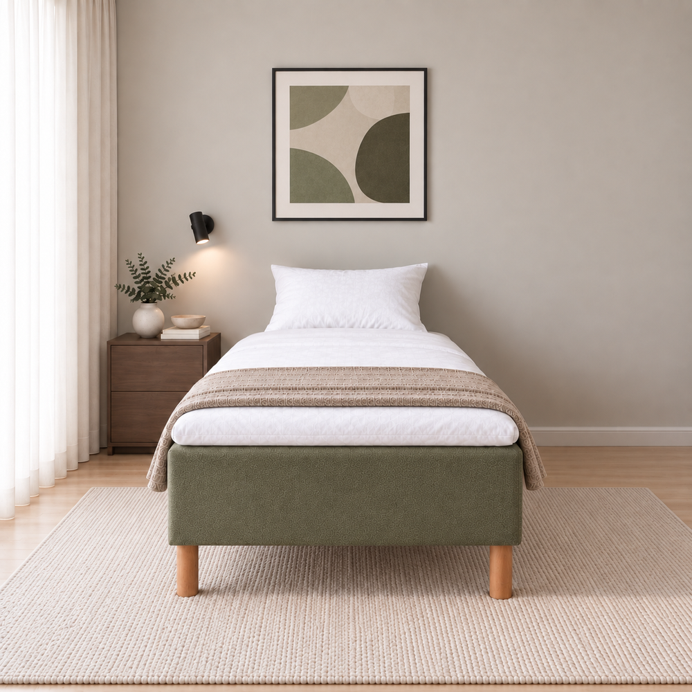 Hotel Luxus Pocket Bonnel runkosänky 100x200 cm, Thomas 20 vihreä modernissa makuuhuoneessa suoraan jalkopäästä kuvattuna. Sisustushavainnekuva; Hotel Plus -petauspatja sisältyy hintaan, vuodevaatteet eivät.