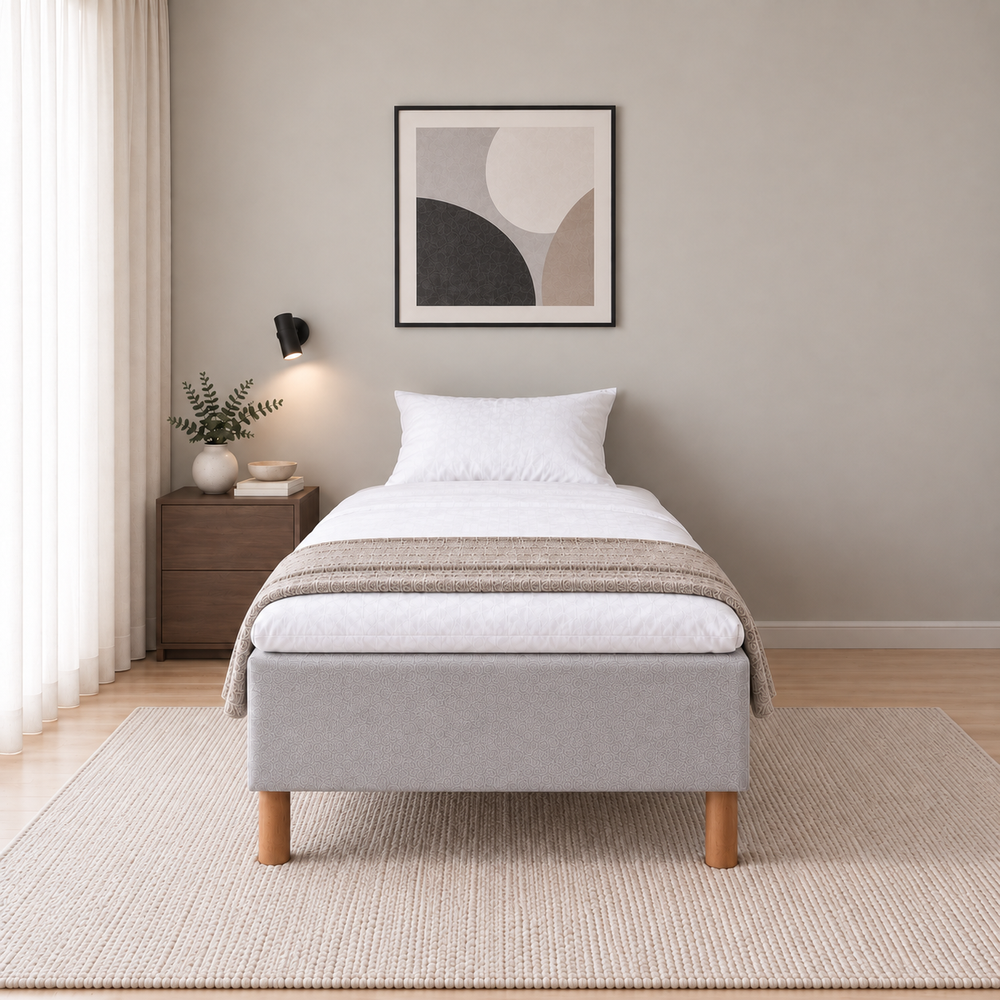 Hotel Luxus Pocket Bonnel runkopatja, No Problem 100x200 cm, Vogue 14 vaaleanharmaa modernissa makuuhuoneessa suoraan jalkopäästä kuvattuna. Sisustushavainnekuva; petauspatja ja vuodevaatteet eivät sisälly runkopatjaan.