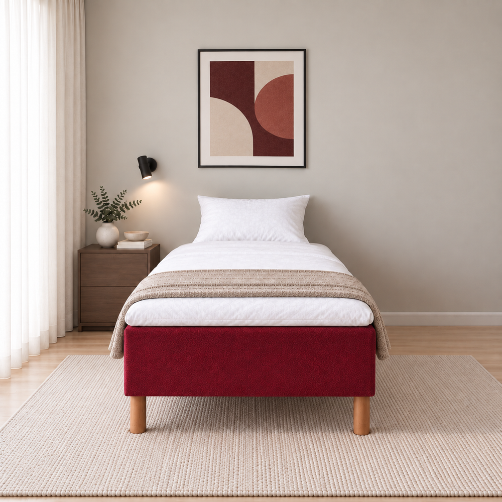 Hotel Luxus Pocket Bonnel runkosänky 100x200 cm, Vogue 7 punainen modernissa makuuhuoneessa suoraan jalkopäästä kuvattuna. Sisustushavainnekuva; Hotel Plus -petauspatja sisältyy hintaan, vuodevaatteet eivät.