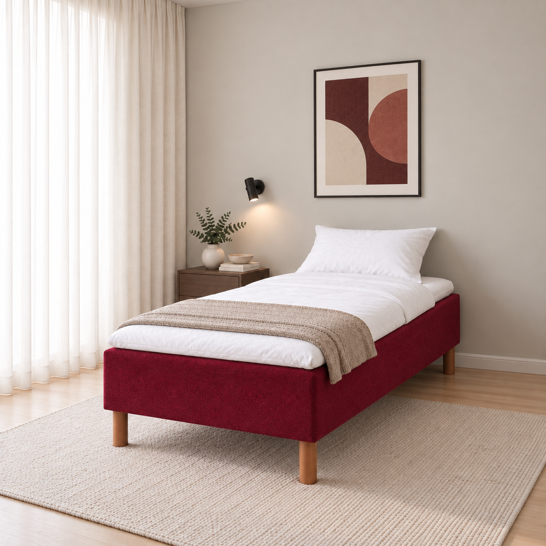 Hotel Luxus Pocket Bonnel runkosänky 100x200 cm, Vogue 7 punainen modernissa makuuhuoneessa viistosti jalkopäästä kuvattuna. Sisustushavainnekuva; Hotel Plus -petauspatja sisältyy hintaan, vuodevaatteet eivät.
