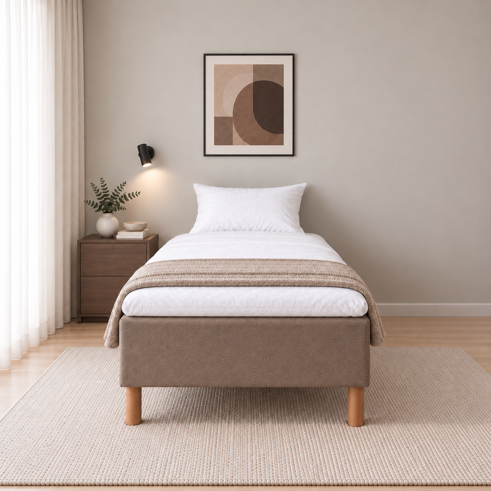 Hotel Luxus Pocket Bonnel runkosänky 105x200 cm, Sawana 25 ruskea modernissa makuuhuoneessa suoraan jalkopäästä kuvattuna. Sisustushavainnekuva; Hotel Plus -petauspatja sisältyy hintaan, vuodevaatteet eivät.