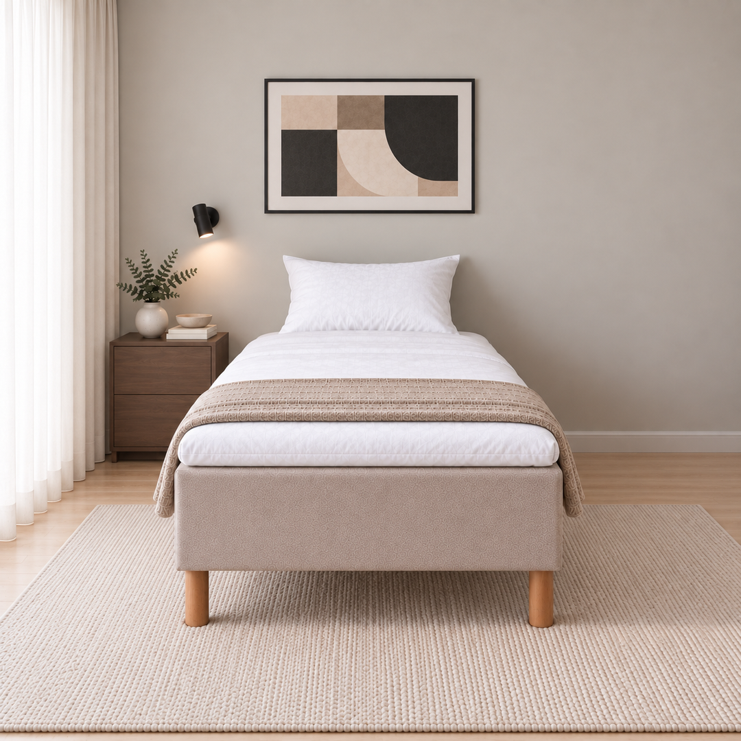 Hotel Luxus Pocket Bonnel runkosänky 105x200 cm, Thomas 03 beige modernissa makuuhuoneessa suoraan jalkopäästä kuvattuna. Sisustushavainnekuva; Hotel Plus -petauspatja sisältyy hintaan, vuodevaatteet eivät.
