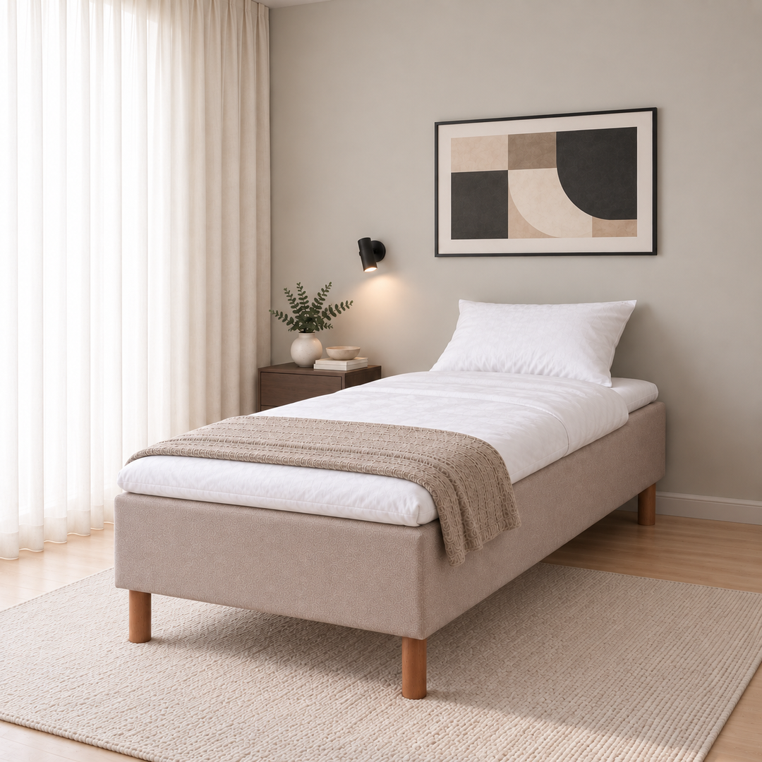 Hotel Luxus Pocket Bonnel runkopatja, No Problem 105x200 cm, Thomas 03 beige modernissa makuuhuoneessa viistosti jalkopäästä kuvattuna. Sisustushavainnekuva; petauspatja ja vuodevaatteet eivät sisälly runkopatjaan.