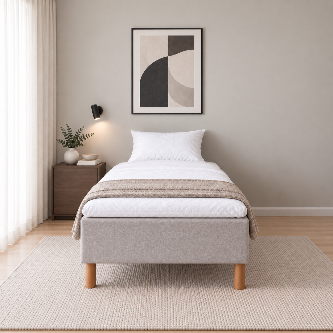 Hotel Luxus Pocket Bonnel runkosänky 105x200 cm, Vogue 14 vaaleanharmaa modernissa makuuhuoneessa suoraan jalkopäästä kuvattuna. Sisustushavainnekuva; Hotel Plus -petauspatja sisältyy hintaan, vuodevaatteet eivät.