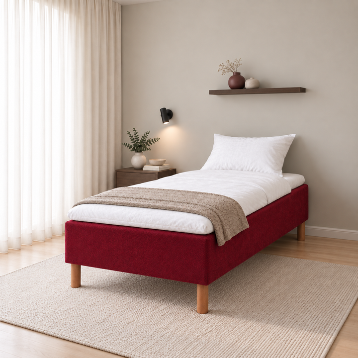 Hotel Luxus Pocket Bonnel runkosänky 105x200 cm, Vogue 7 punainen modernissa makuuhuoneessa viistosti jalkopäästä kuvattuna. Sisustushavainnekuva; Hotel Plus -petauspatja sisältyy hintaan, vuodevaatteet eivät.