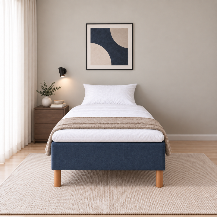 Hotel Luxus Pocket Bonnel runkosänky 120x200 cm, Sawana 80 sininen modernissa makuuhuoneessa suoraan jalkopäästä kuvattuna. Sisustushavainnekuva; Hotel Plus -petauspatja sisältyy hintaan, vuodevaatteet eivät.