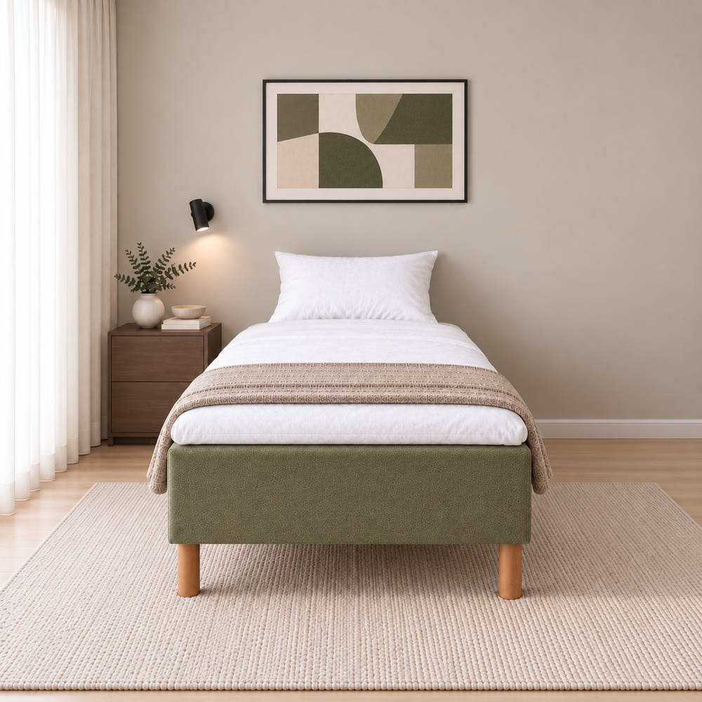 Hotel Luxus Pocket Bonnel runkosänky 120x200 cm, Thomas 20 vihreä modernissa makuuhuoneessa suoraan jalkopäästä kuvattuna. Sisustushavainnekuva; Hotel Plus -petauspatja sisältyy hintaan, vuodevaatteet eivät.