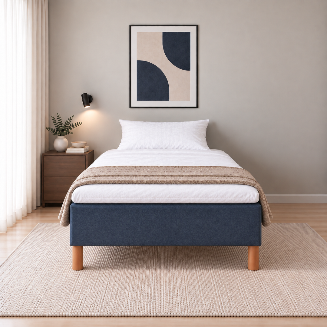 Hotel Luxus Pocket Bonnel runkopatja, No Problem 140x200 cm, Sawana 80 sininen modernissa makuuhuoneessa, suoraan jalkopäästä kuvattuna. Yksi tyyny. Sisustushavainnekuva; petauspatja ja vuodevaatteet eivät sisälly runkopatjaan.