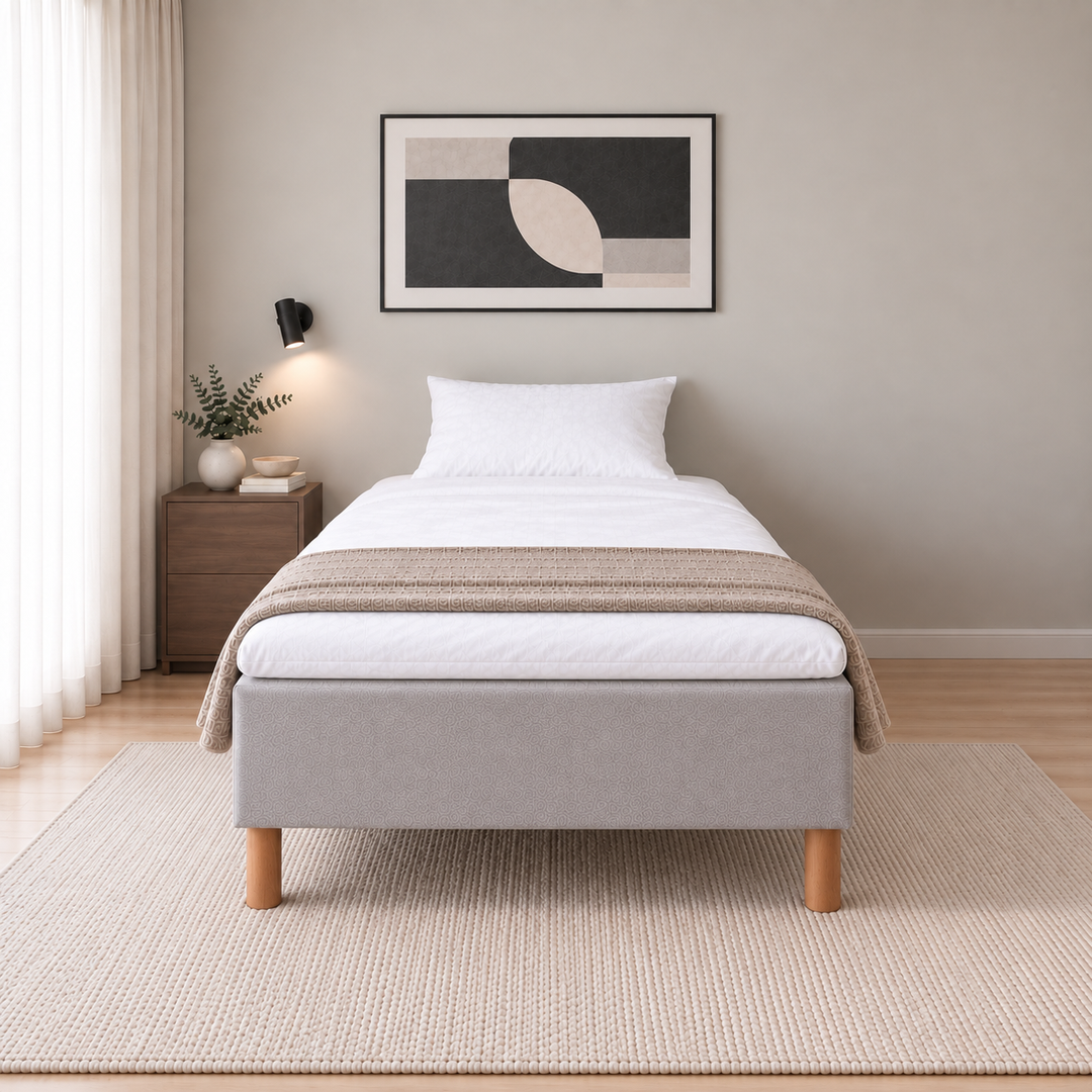 Hotel Luxus Pocket Bonnel runkopatja, No Problem 140x200 cm, Vogue 14 vaaleanharmaa modernissa makuuhuoneessa, suoraan jalkopäästä kuvattuna. Yksi tyyny. Sisustushavainnekuva; petauspatja ja vuodevaatteet eivät sisälly runkopatjaan.