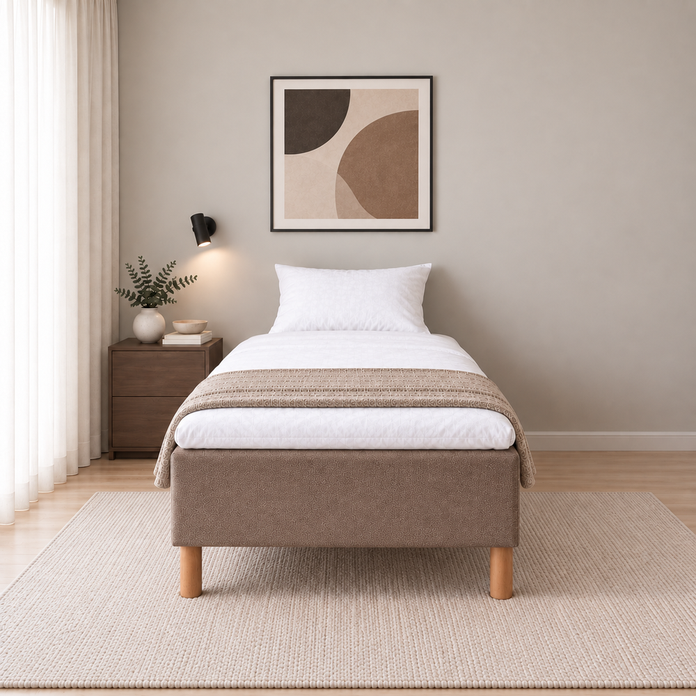 Hotel Luxus Pocket Bonnel runkosänky 80x200 cm, Sawana 25 ruskea modernissa makuuhuoneessa suoraan jalkopäästä kuvattuna. Sisustushavainnekuva; Hotel Plus -petauspatja sisältyy hintaan, vuodevaatteet eivät.
