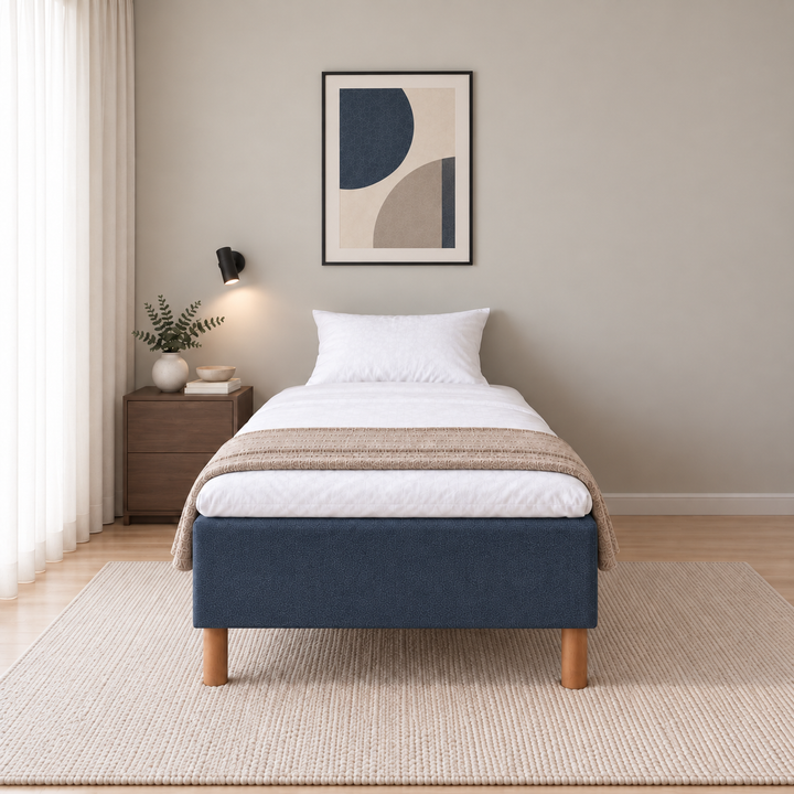 Hotel Luxus Pocket Bonnel runkosänky 80x200 cm, Sawana 80 sininen modernissa makuuhuoneessa suoraan jalkopäästä kuvattuna. Sisustushavainnekuva; Hotel Plus -petauspatja sisältyy hintaan, vuodevaatteet eivät.