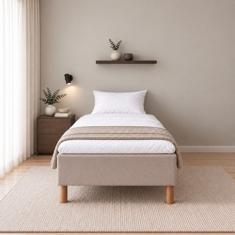 Hotel Luxus Pocket Bonnel runkosänky 80x200 cm, Thomas 03 beige modernissa makuuhuoneessa suoraan jalkopäästä kuvattuna. Sisustushavainnekuva; Hotel Plus -petauspatja sisältyy hintaan, vuodevaatteet eivät.
