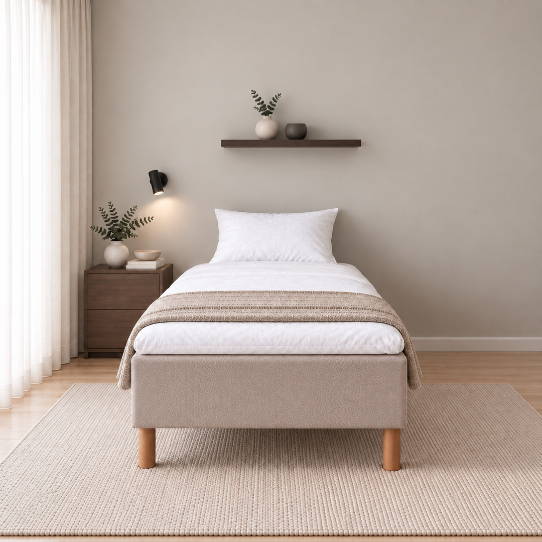 Hotel Luxus Pocket Bonnel runkosänky 80x200 cm, Thomas 03 beige modernissa makuuhuoneessa suoraan jalkopäästä kuvattuna. Sisustushavainnekuva; Hotel Plus -petauspatja sisältyy hintaan, vuodevaatteet eivät.