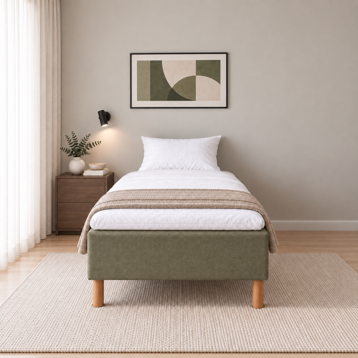 Hotel Luxus Pocket Bonnel runkosänky 80x200 cm, Thomas 20 vihreä modernissa makuuhuoneessa suoraan jalkopäästä kuvattuna. Sisustushavainnekuva; Hotel Plus -petauspatja sisältyy hintaan, vuodevaatteet eivät.