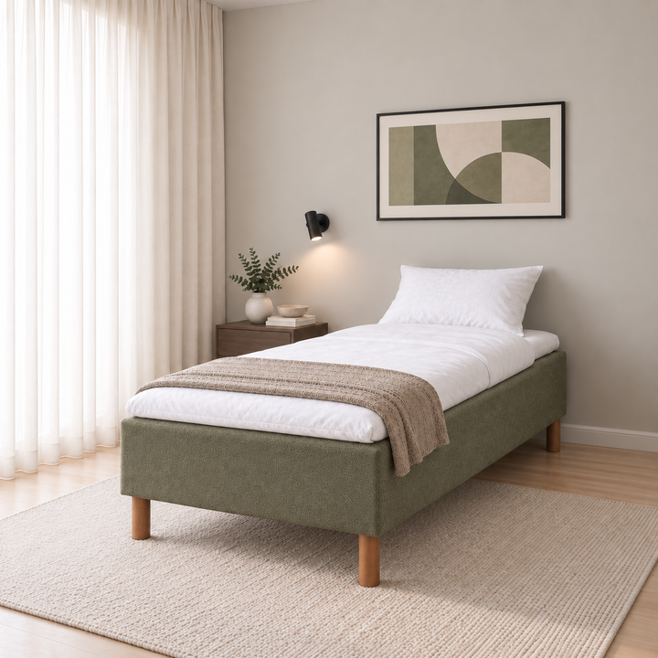 Hotel Luxus Pocket Bonnel runkopatja, No Problem 80x200 cm, Thomas 20 vihreä modernissa makuuhuoneessa viistosti jalkopäästä kuvattuna. Sisustushavainnekuva; petauspatja ja vuodevaatteet eivät sisälly runkopatjaan.