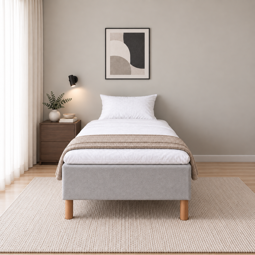 Hotel Luxus Pocket Bonnel runkosänky 80x200 cm, Vogue 14 vaaleanharmaa modernissa makuuhuoneessa suoraan jalkopäästä kuvattuna. Sisustushavainnekuva; Hotel Plus -petauspatja sisältyy hintaan, vuodevaatteet eivät.