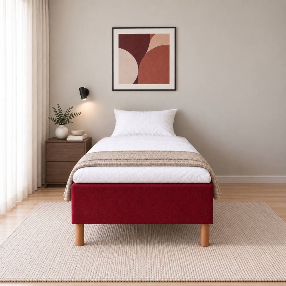Hotel Luxus Pocket Bonnel runkosänky 80x200 cm, Vogue 7 punainen modernissa makuuhuoneessa suoraan jalkopäästä kuvattuna. Sisustushavainnekuva; Hotel Plus -petauspatja sisältyy hintaan, vuodevaatteet eivät.