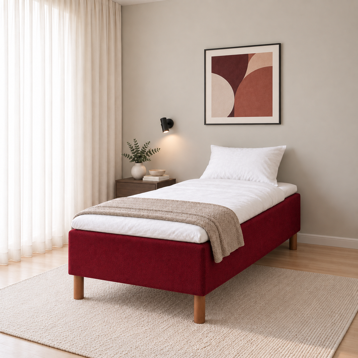 Hotel Luxus Pocket Bonnel runkopatja, No Problem 80x200 cm, Vogue 7 punainen modernissa makuuhuoneessa viistosti jalkopäästä kuvattuna. Sisustushavainnekuva; petauspatja ja vuodevaatteet eivät sisälly runkopatjaan.