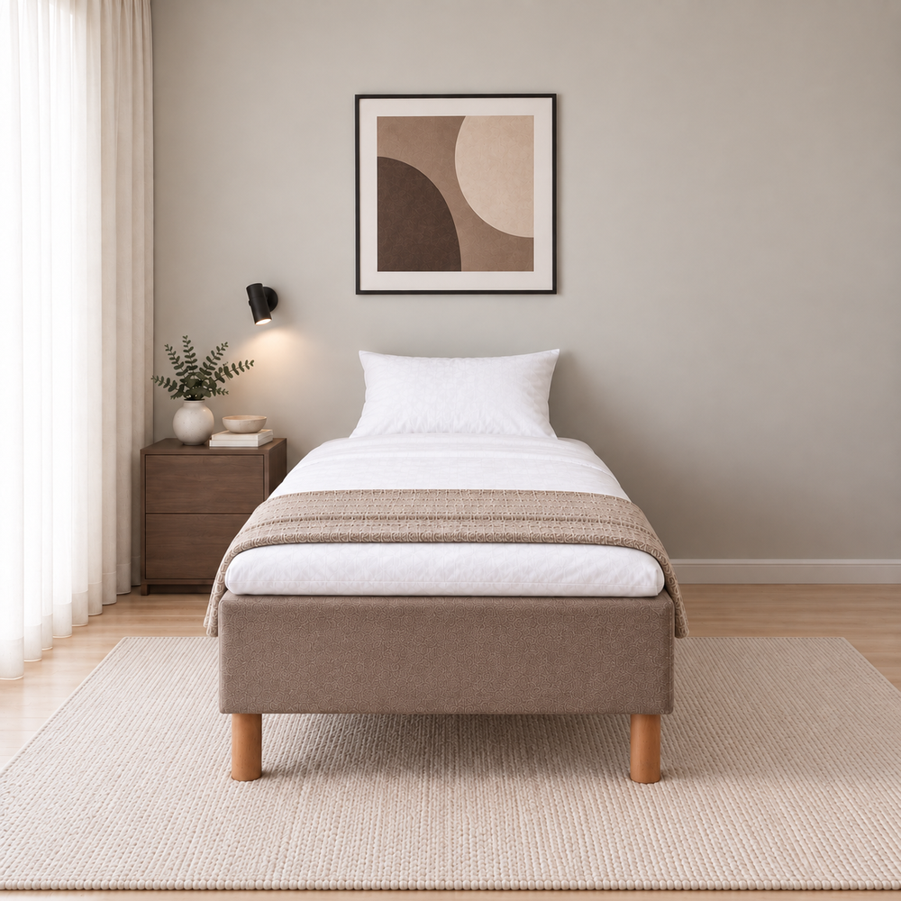 Hotel Luxus Pocket Bonnel runkosänky 90x200 cm, Sawana 25 ruskea modernissa makuuhuoneessa suoraan jalkopäästä kuvattuna. Sisustushavainnekuva; Hotel Plus -petauspatja sisältyy hintaan, vuodevaatteet eivät.