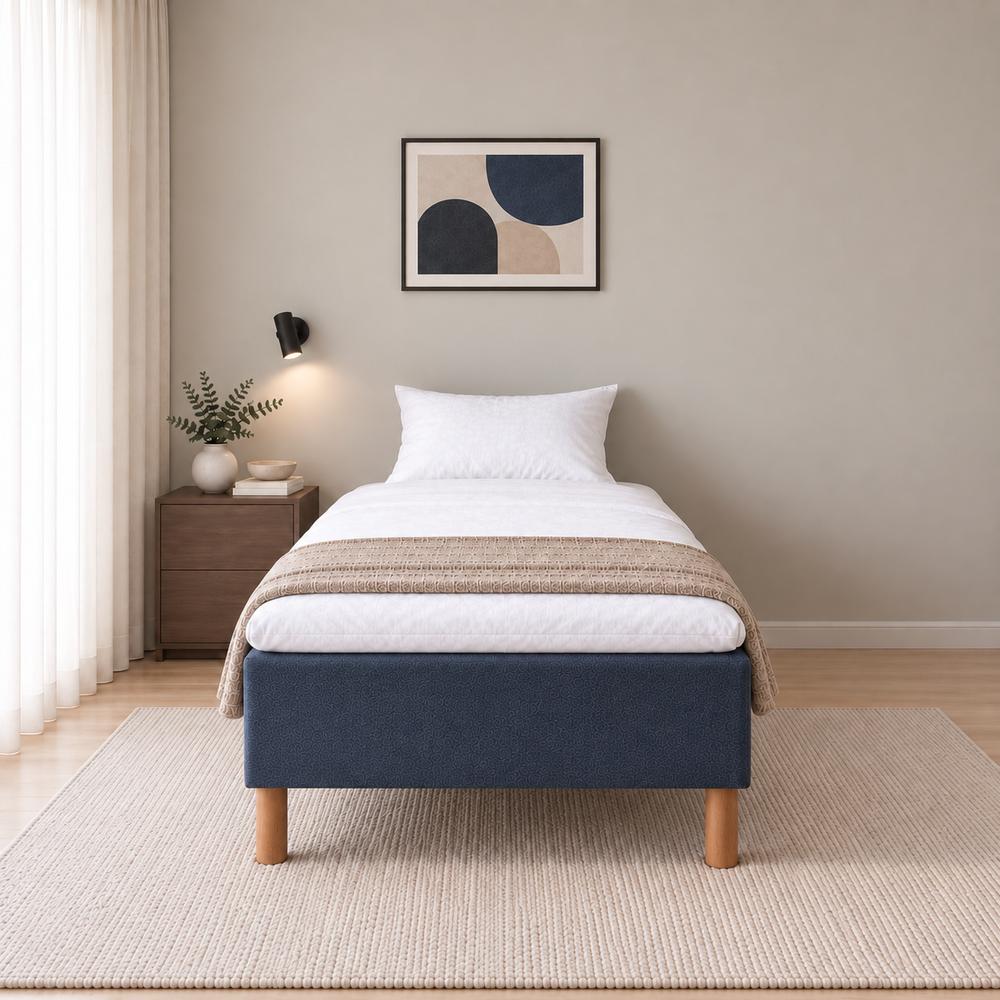 Hotel Luxus Pocket Bonnel runkopatja, No Problem 90x200 cm, Sawana 80 sininen modernissa makuuhuoneessa suoraan jalkopäästä kuvattuna. Sisustushavainnekuva; petauspatja ja vuodevaatteet eivät sisälly runkopatjaan.